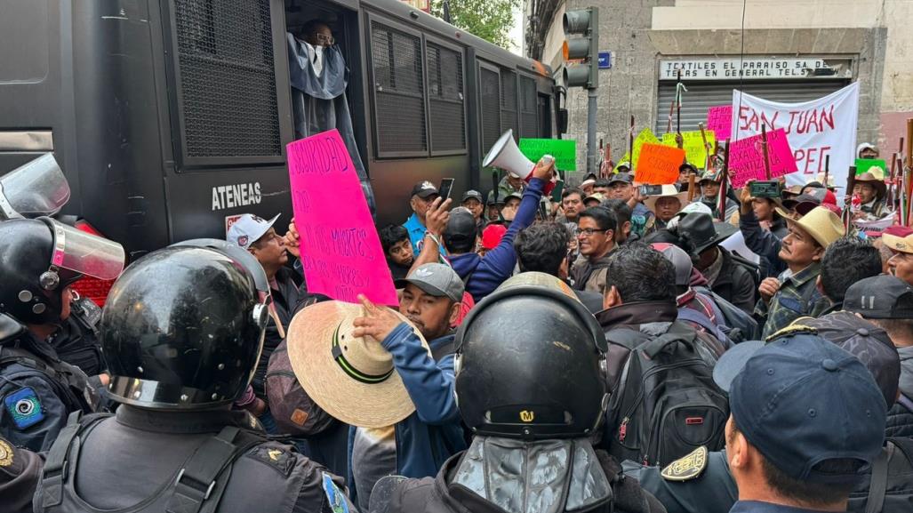 Manifestantes intentan burlar cerco policial para ingresar a Palacio Nacional