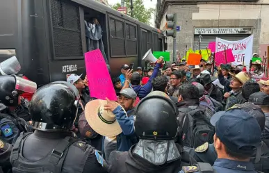 Manifestantes intentan burlar cerco policial para ingresar a Palacio Nacional