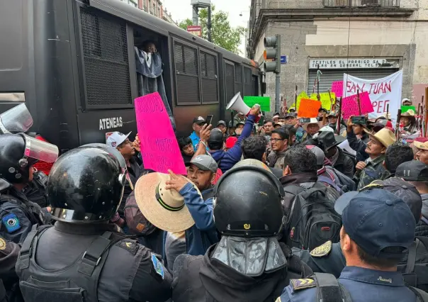 Manifestantes intentan burlar cerco policial para ingresar a Palacio Nacional