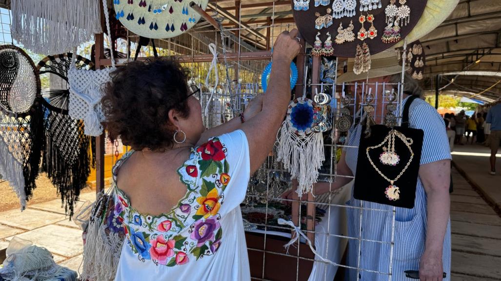 Artesanos de “Mérida en domingo” a gusto en la nueva sede en el parque Santa Ana