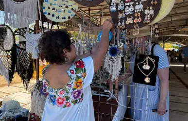 Artesanos de “Mérida en domingo” a gusto en la nueva sede en el parque Santa Ana