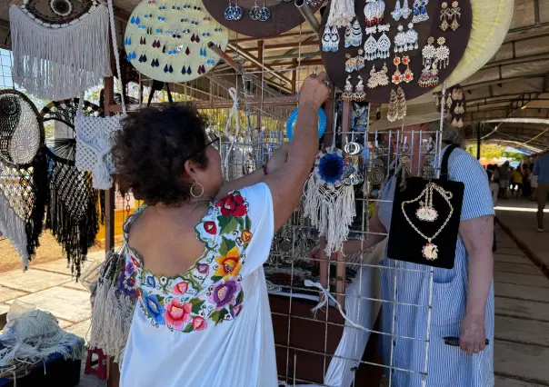 Artesanos de “Mérida en domingo” a gusto en la nueva sede en el parque Santa Ana