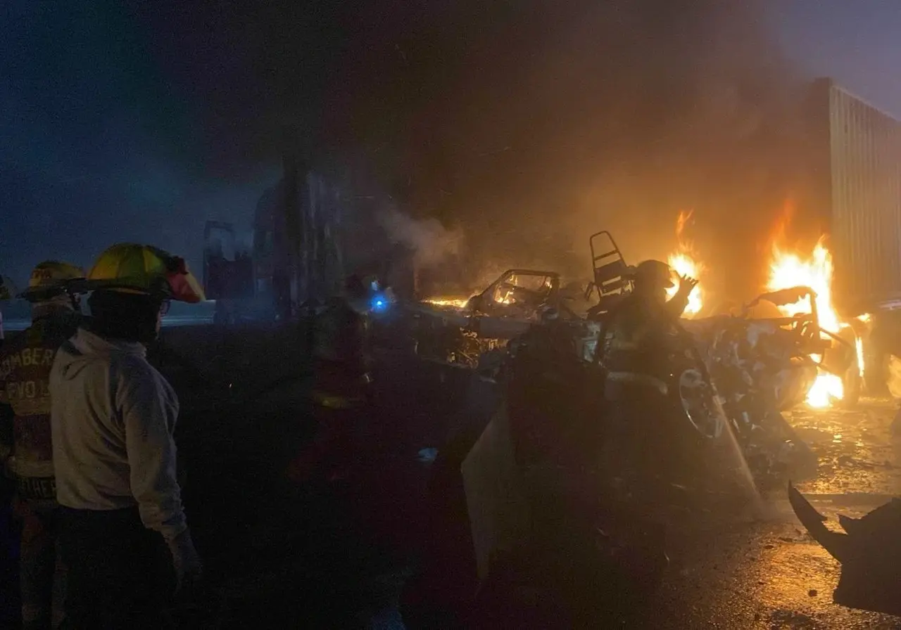 Incendio consume vehículo en la autopista a Saltillo