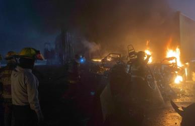 Incendio consume vehículo en la autopista a Saltillo