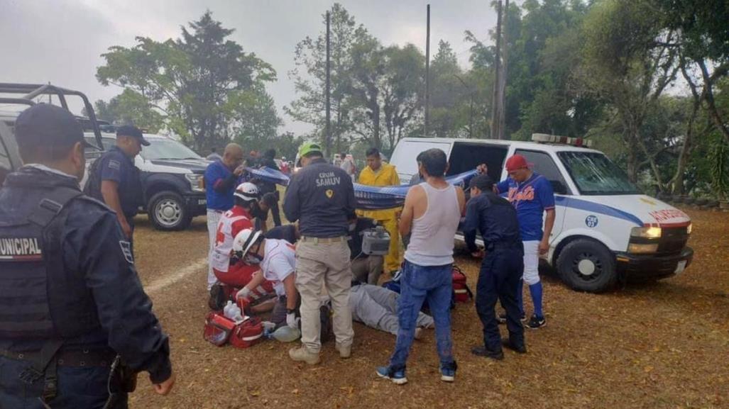 Rayo cae en campo de béisbol y mata a un jugador