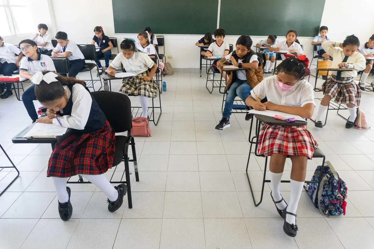 Estudiantes participantes en la vigésima segunda edición de la Olimpiada Mexicana de Matemáticas. Foto: SEGEY