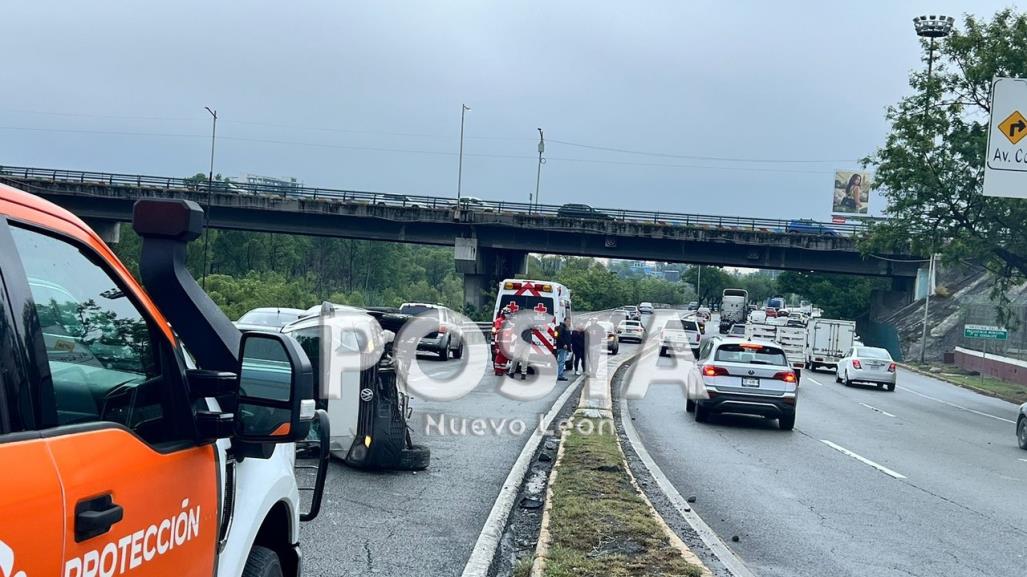 Vuelca auto tras brincar camellón en Guadalupe