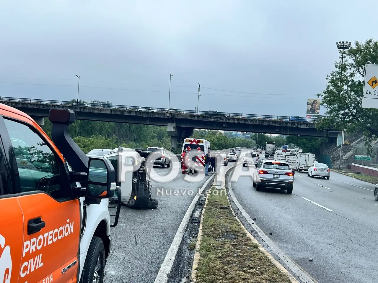 Vuelca auto tras brincar camellón en Guadalupe