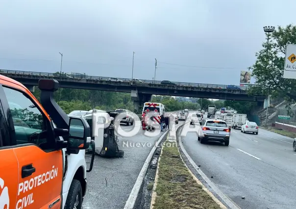 Vuelca auto tras brincar camellón en Guadalupe