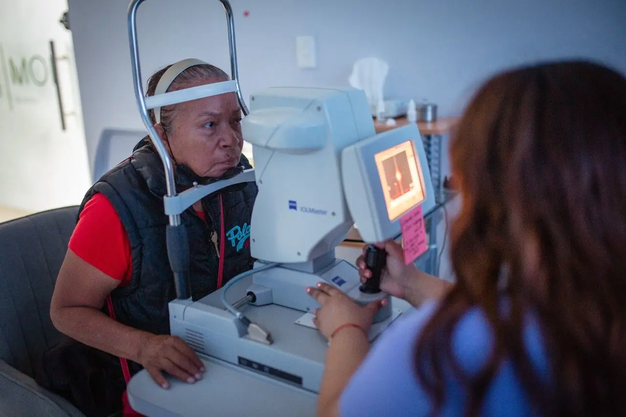 Los adultos mayores también reciben consultas médicas, lentes intraoculares, transporte y medicamentos como parte del programa. Foto; Especial.