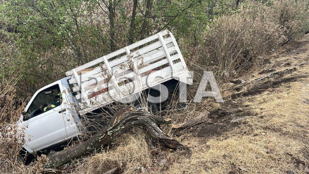 Se va a barranco camioneta de carga en Tlalpan, conductor refiere falla mecánica