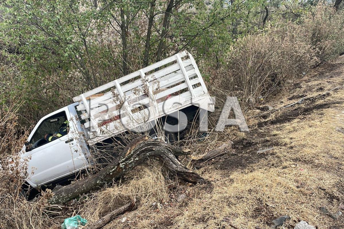 Camioneta en barranca, Tlalpan_CDMX.         Foto: Ramón Ramírez