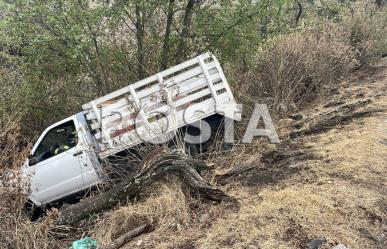 Se va a barranco camioneta de carga en Tlalpan, conductor refiere falla mecánica