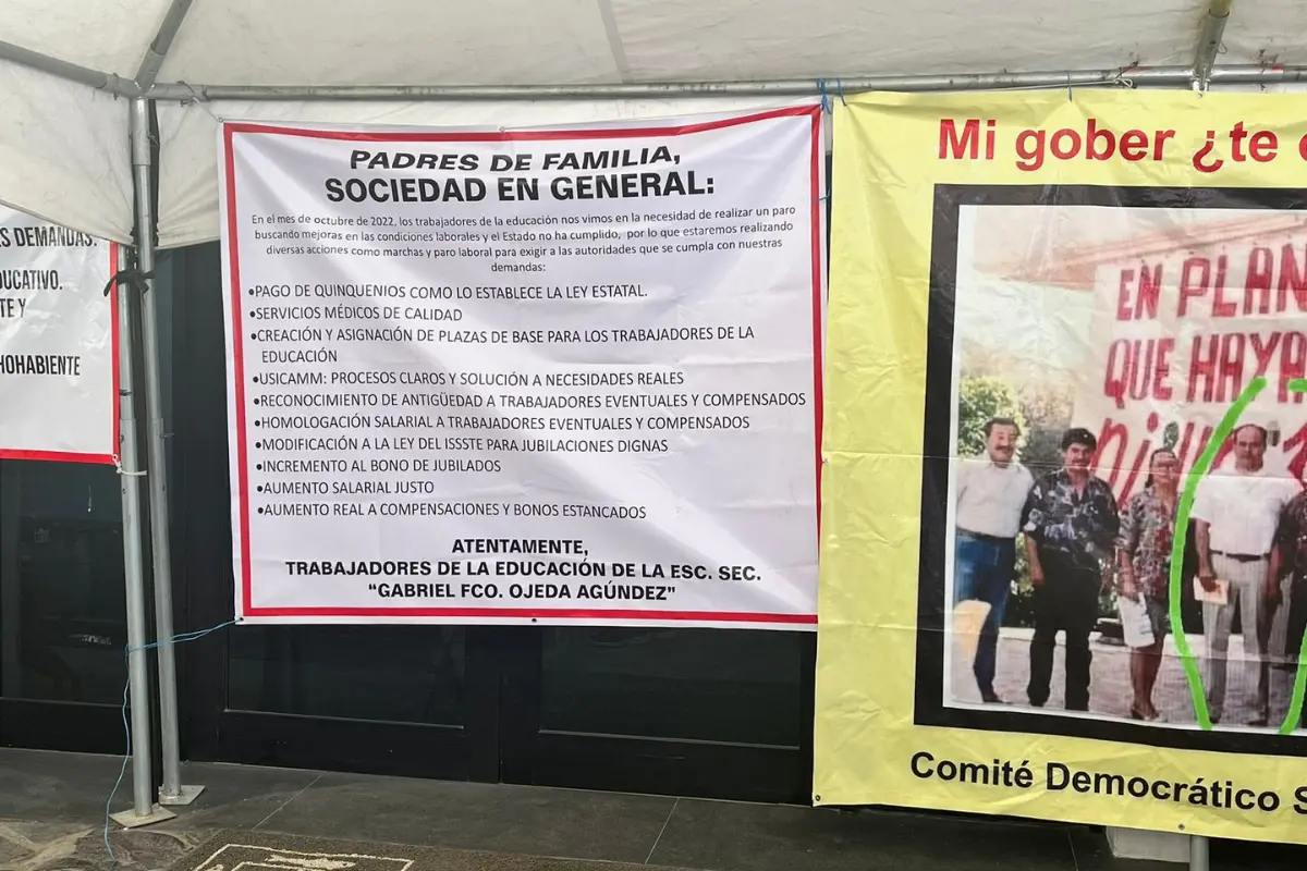 Docentes mantienen plantón en explanada de palacio de gobierno. Foto: Cortesía / Adriana Márquez