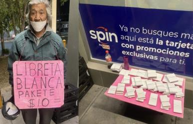 Abuelito vende libretitas para sobrevivir; su esposa está enferma de la columna