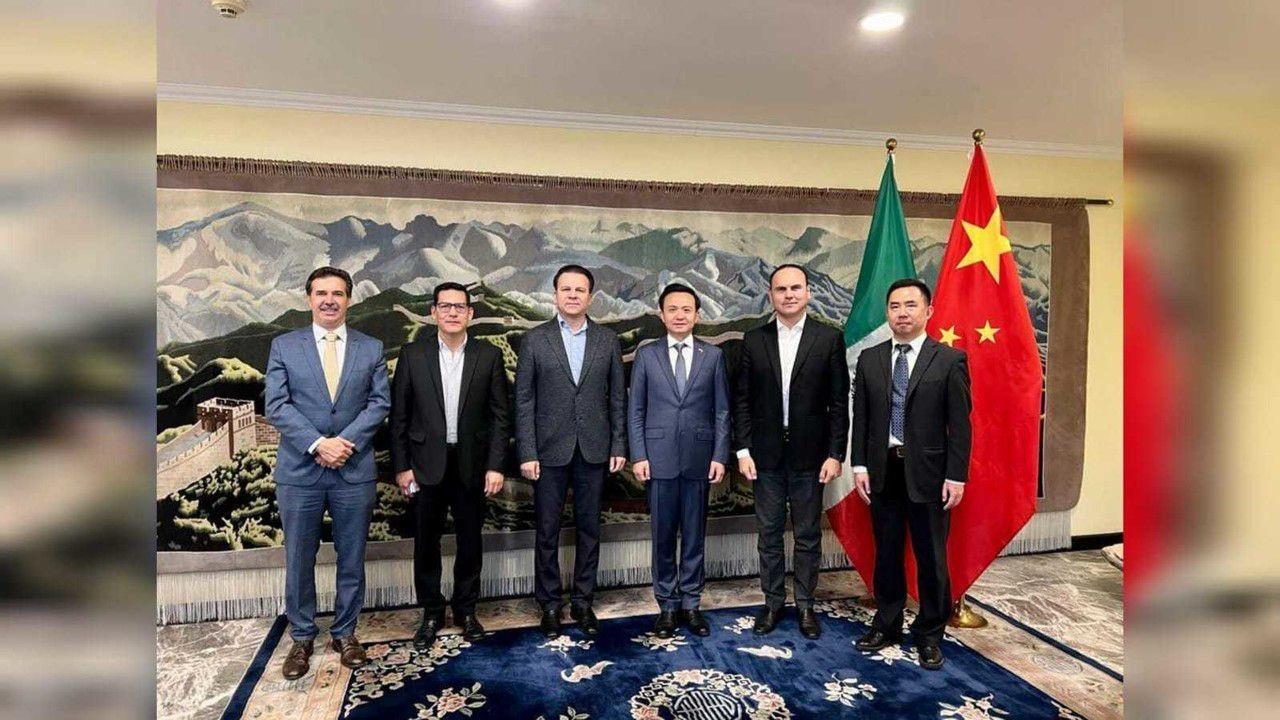 Esteban Villegas posando en una foto junto a empresarios de China durante una reunión en Durango. Foto: Archivo.