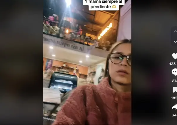 Madre genera debate al acompañar a su hija en su primera salida