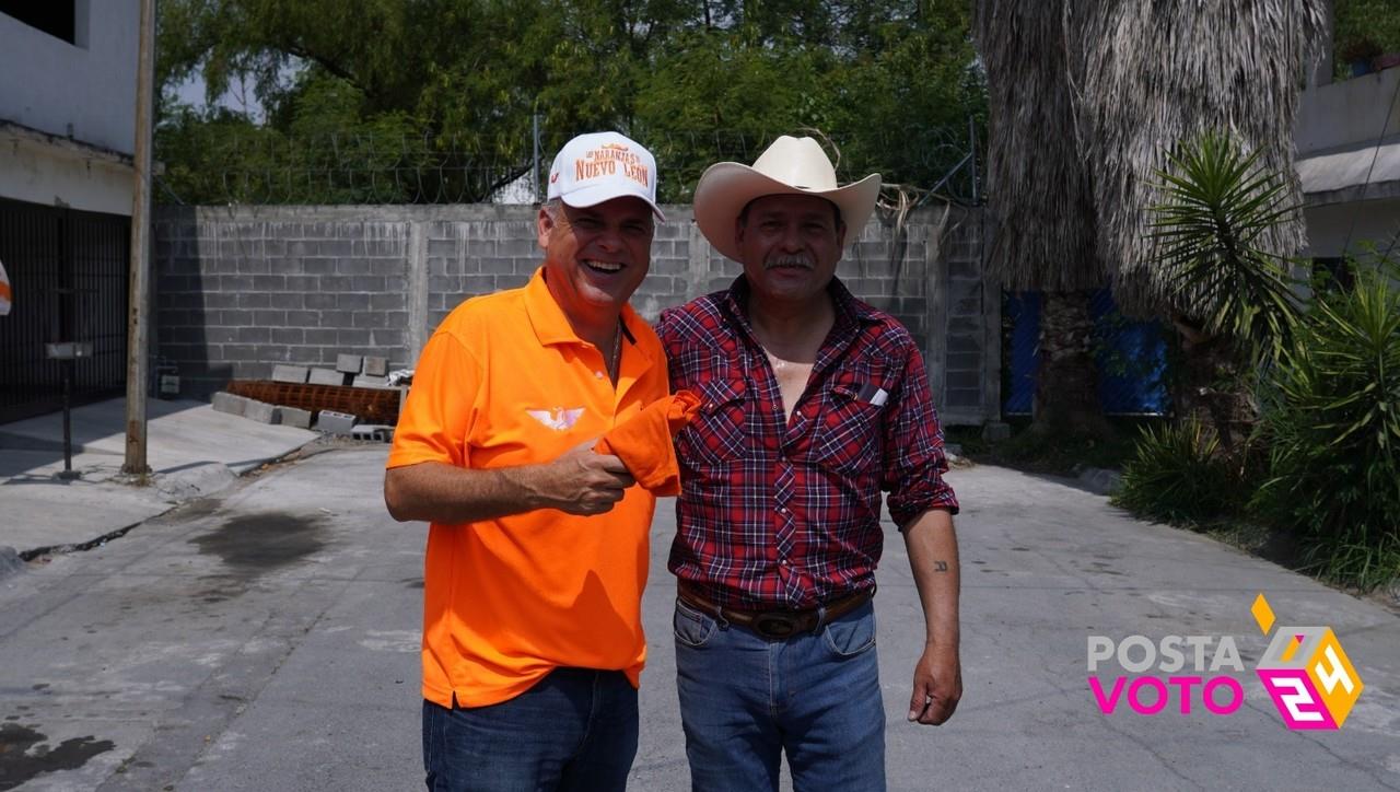 Durante un recorrido en la colonia Rincón de San Miguel, Cantú García escuchó las preocupaciones de los vecinos. Foto: Especial.