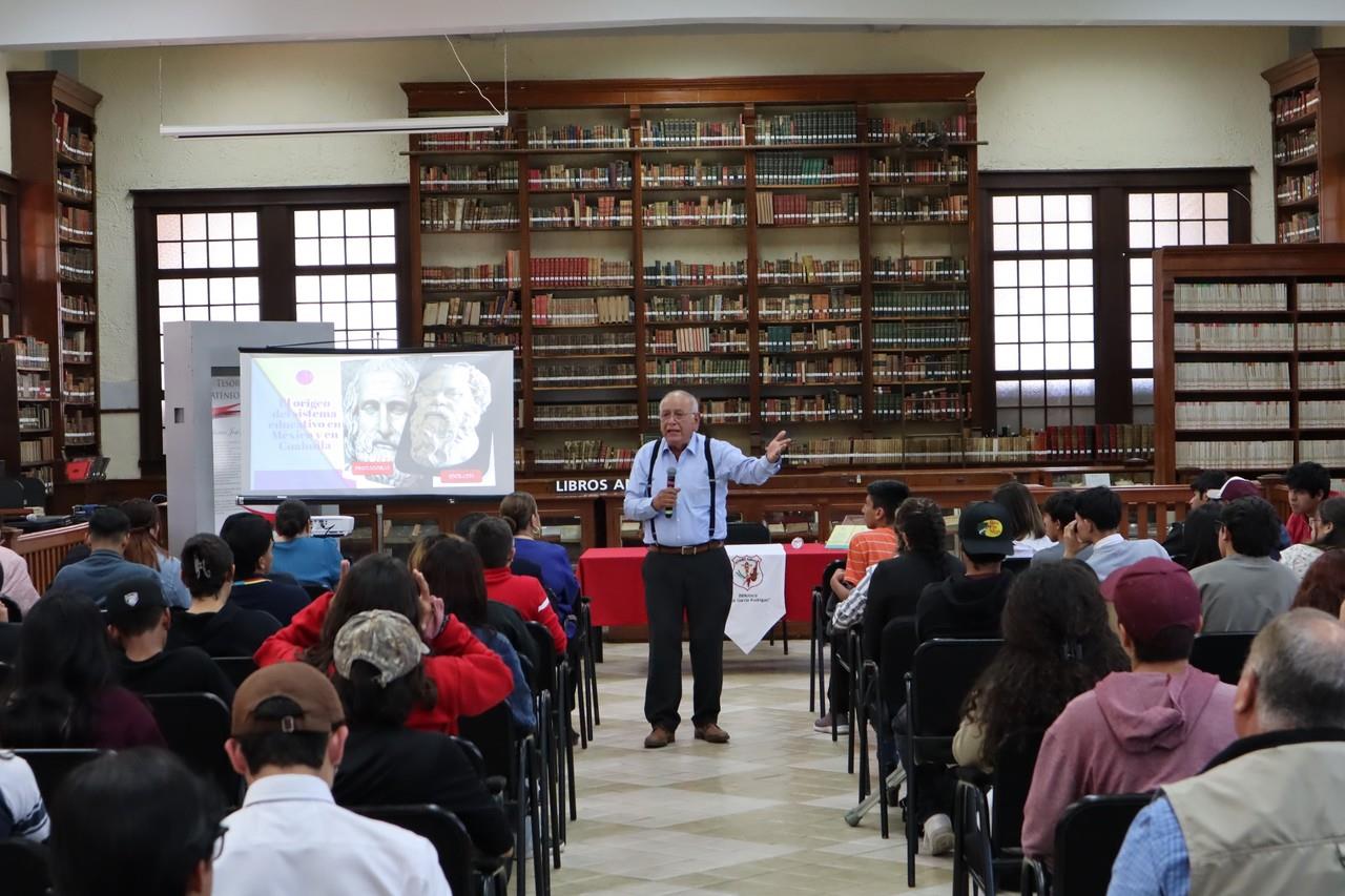 El autor durante la presentación de su libro. (Fotografía: Édgar Romero)