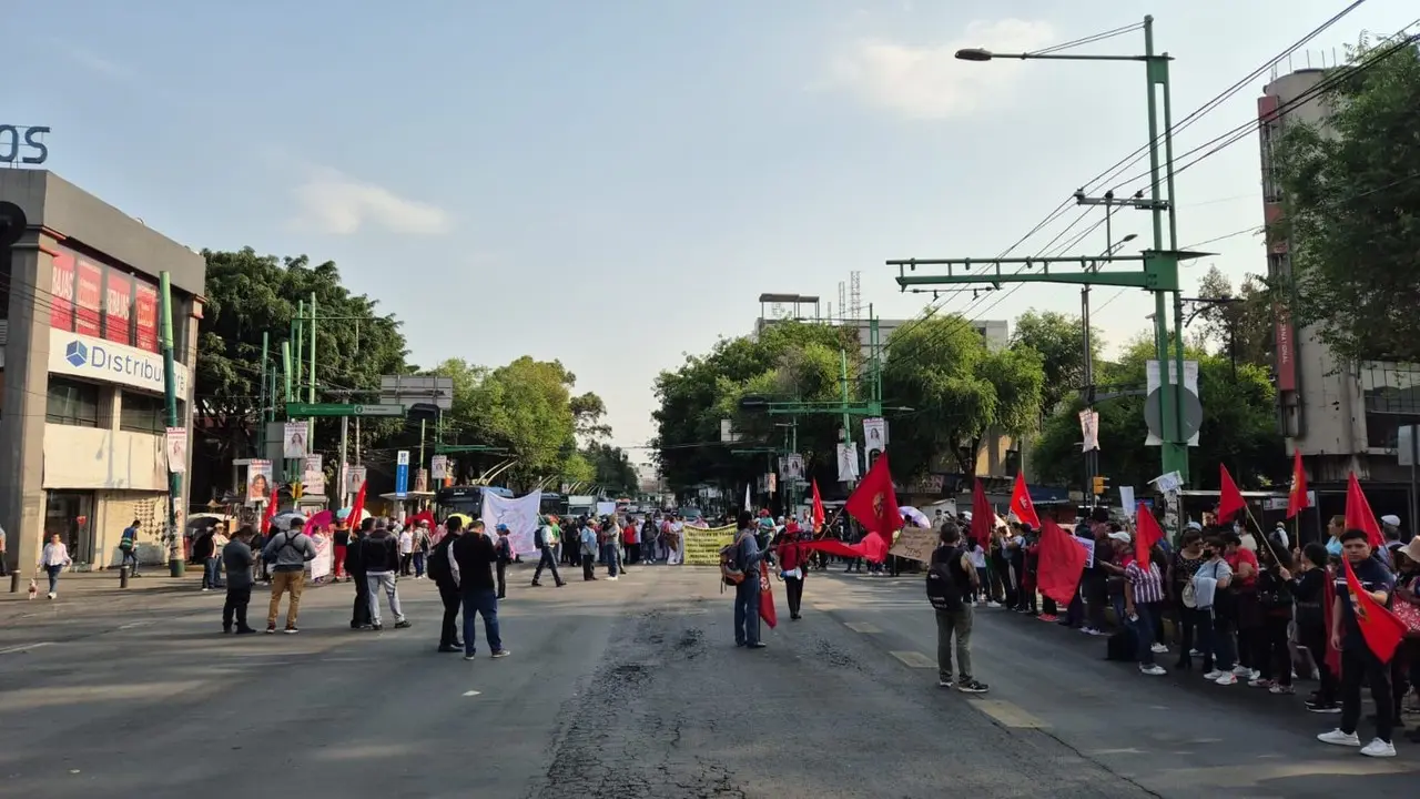 ¡Bloquean vialidades! Trabajadores de gobierno piden mejoras laborales