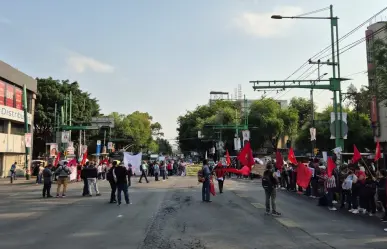 ¡Bloquean vialidades! Trabajadores de gobierno piden mejoras laborales