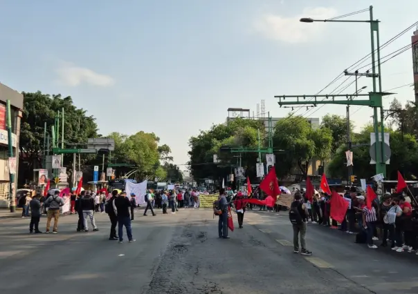 ¡Bloquean vialidades! Trabajadores de gobierno piden mejoras laborales