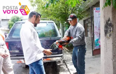 Miguel Dávila recibe gallo como muestra de apoyo en García