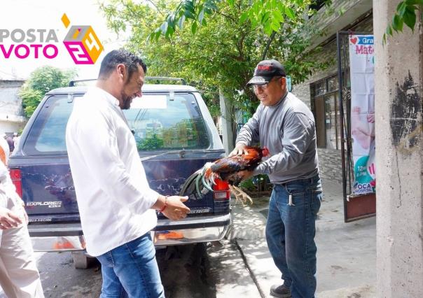 Miguel Dávila recibe gallo como muestra de apoyo en García