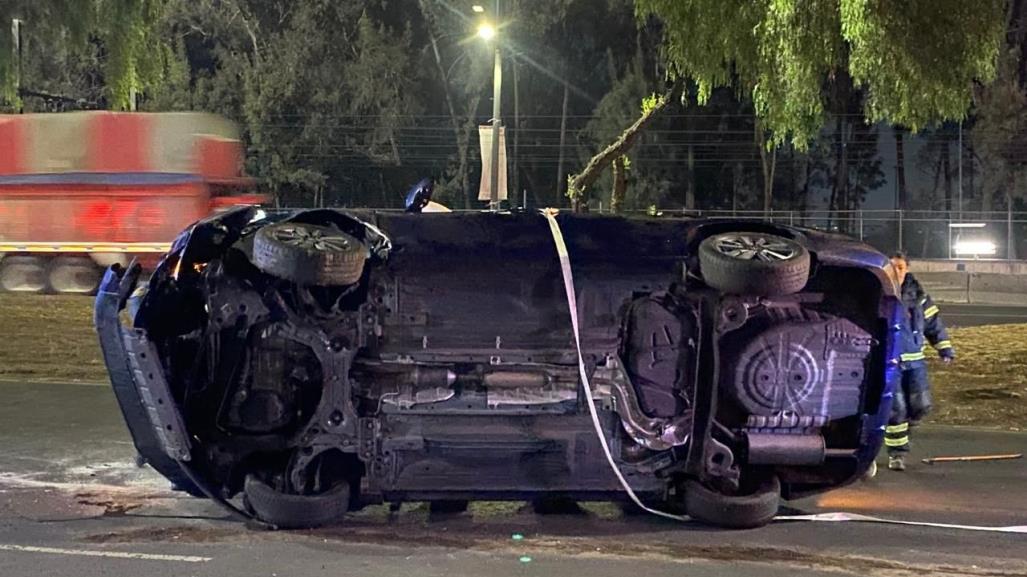 Por conducir a exceso de velocidad auto compacto terminó volcado