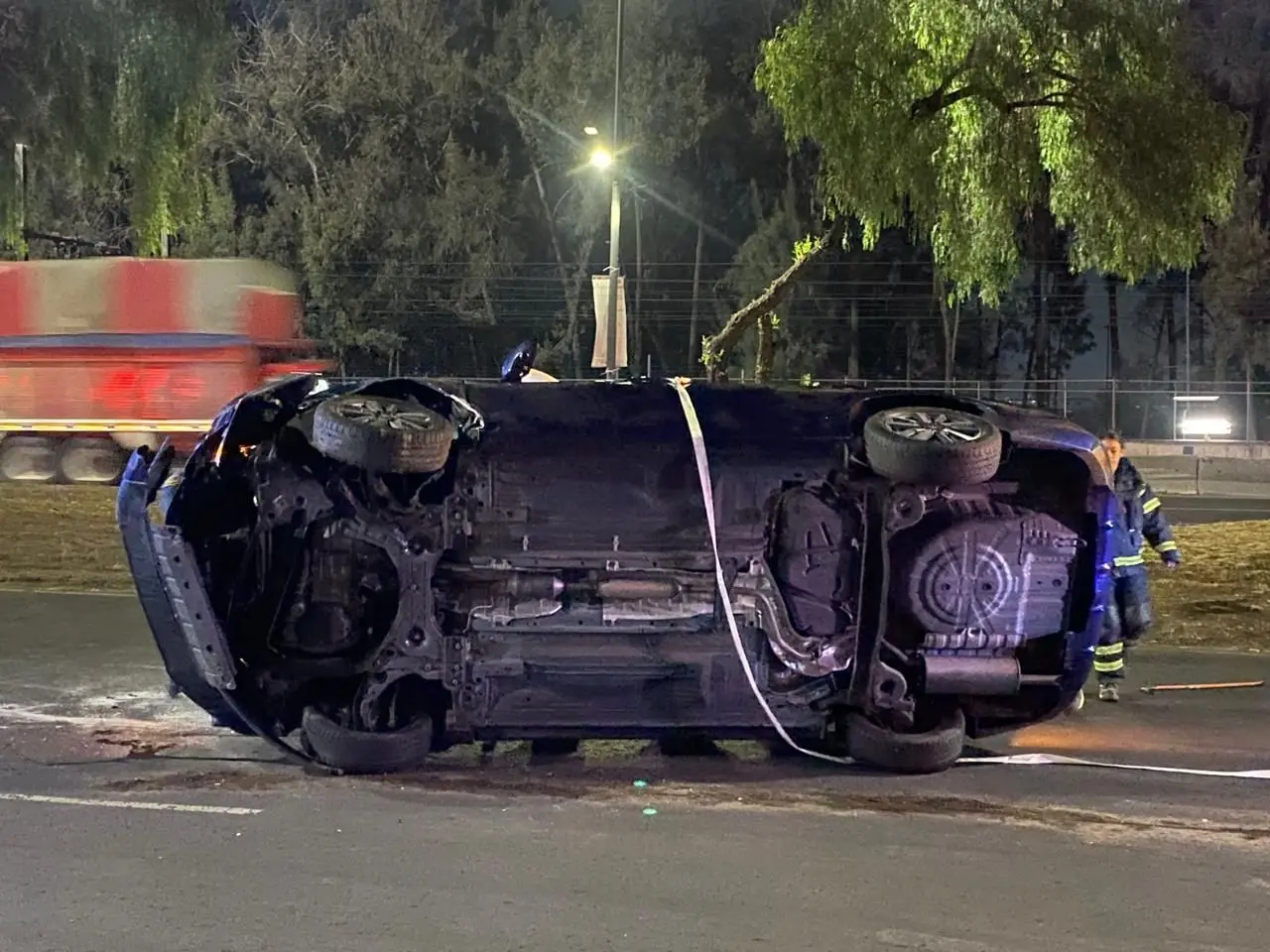 Auto volcado en Calzada Zaragoza. Foto: Ramón Ramírez