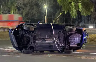 Por conducir a exceso de velocidad auto compacto terminó volcado