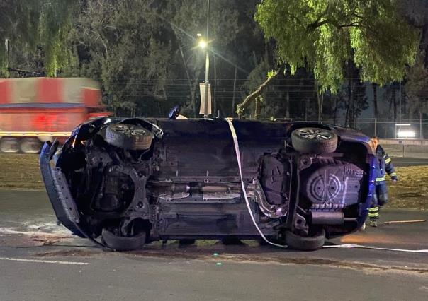 Por conducir a exceso de velocidad auto compacto terminó volcado