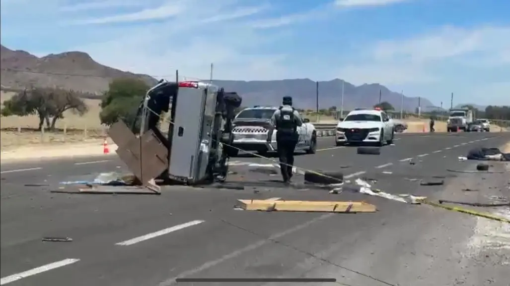 Dueño de funeraria pierde la vida al volcar en carretera a Parral