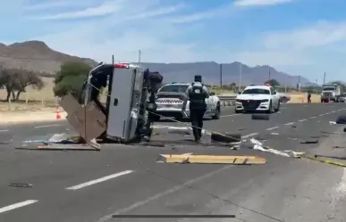 Dueño de funeraria pierde la vida al volcar en carretera a Parral