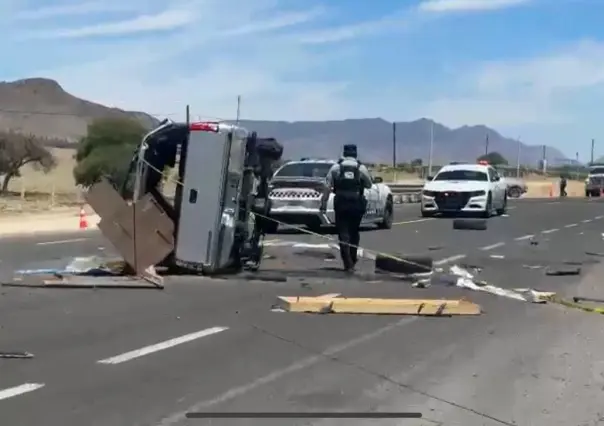 Dueño de funeraria pierde la vida al volcar en carretera a Parral