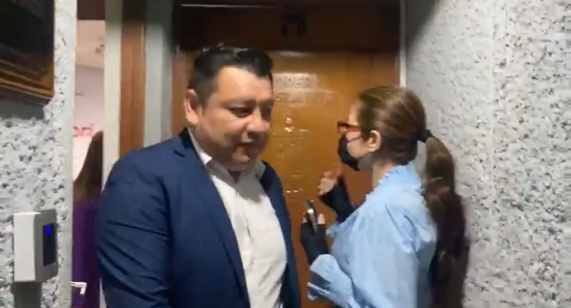 Un hombre y la diputada Alhinna Vargas en las oficinas de los priistas en el Congreso de Nuevo León. Foto: Armando Galicia