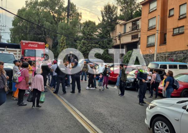 Vecinos bloquean por falta de agua, refieren que llevan semanas con desabasto