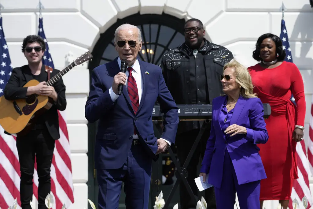 La primera dama Jill Biden y el presidente Joe Biden durante un evento en el jardín sur de la Casa Blanca, en Washington, el miércoles 24 de abril de 2024. (AP Foto/Susan Walsh)