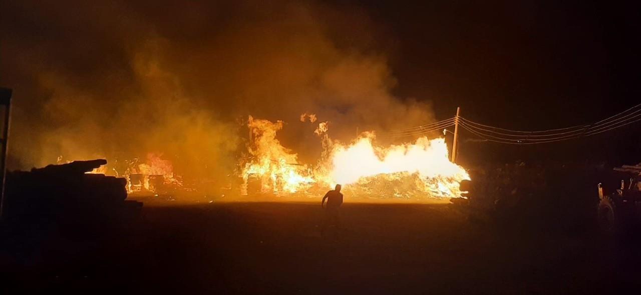 Elementos del cuerpo de bomberos apagaron un incendio registrado en un aserradero ubicado sobre la carretera Durango-Mazatlán. Foto: Especial.