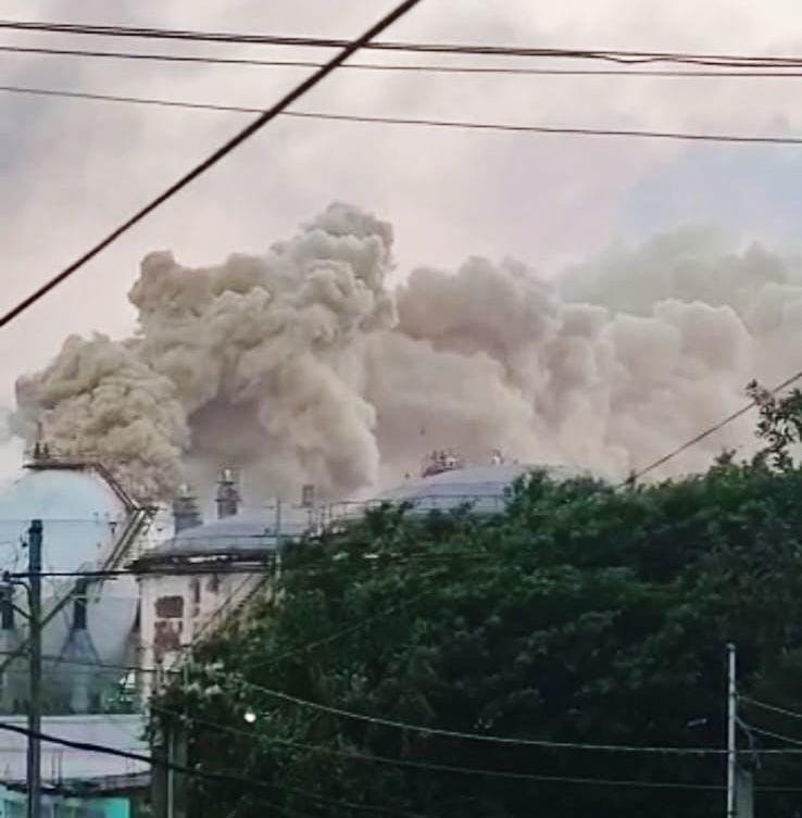 Humo “apestoso” emana de refinería Madero