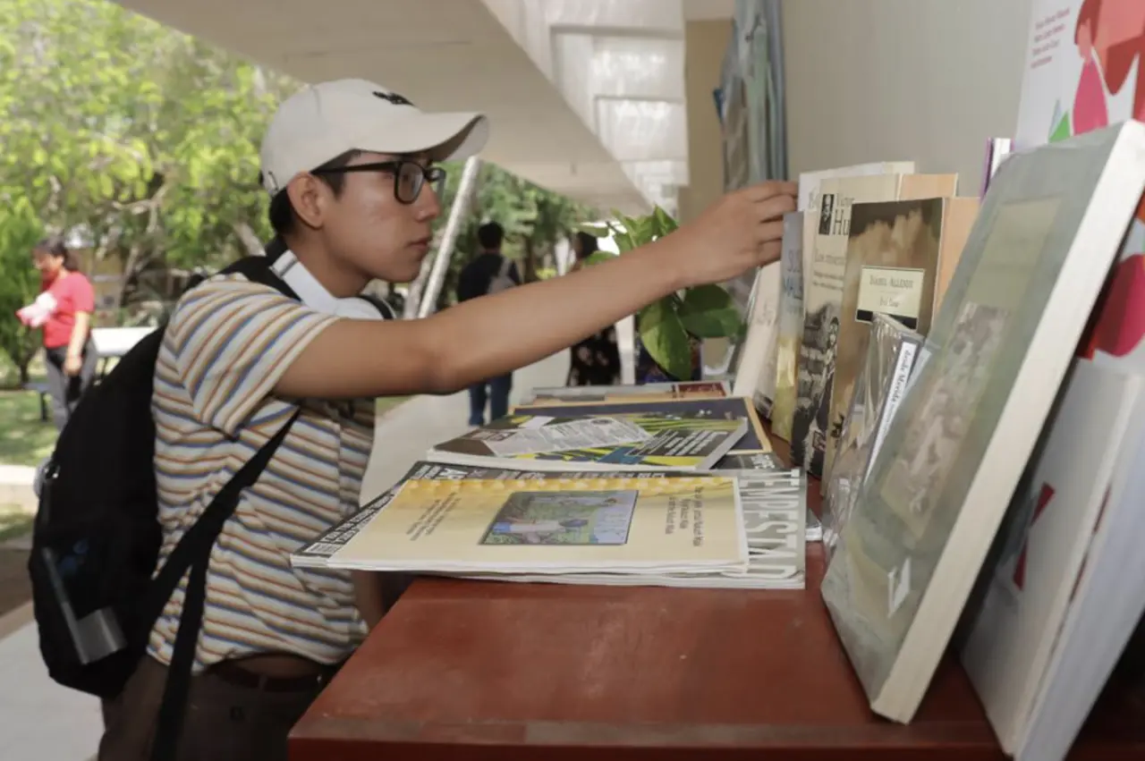 Con motivo del Día del Libro, las escuelas y facultades de la Uady realizaron diversas actividades para fomentar la lectura.- Foto de la Uady