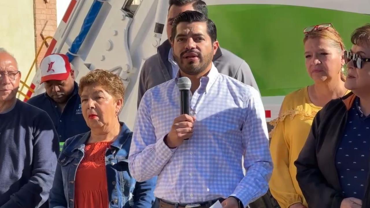 El alcalde Ramiro Durán durante la entrega de la unidad en Arteaga / Foto: Gobierno Municipal de Arteaga