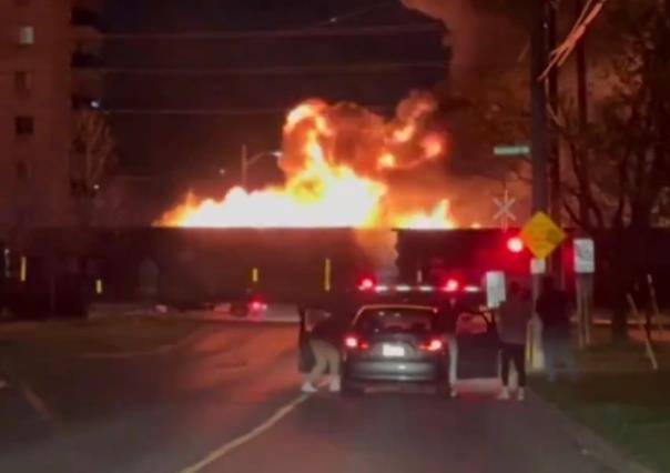 Tren en llamas atraviesa Ontario, Canadá (VIDEO)