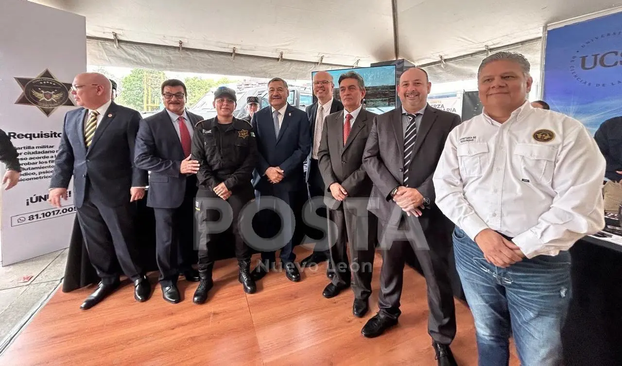 Santos Guzmán, junto con representantes de las cámaras empresariales, académicos y alumnos se hizo el corte de listón. Foto. Rosy Sandoval