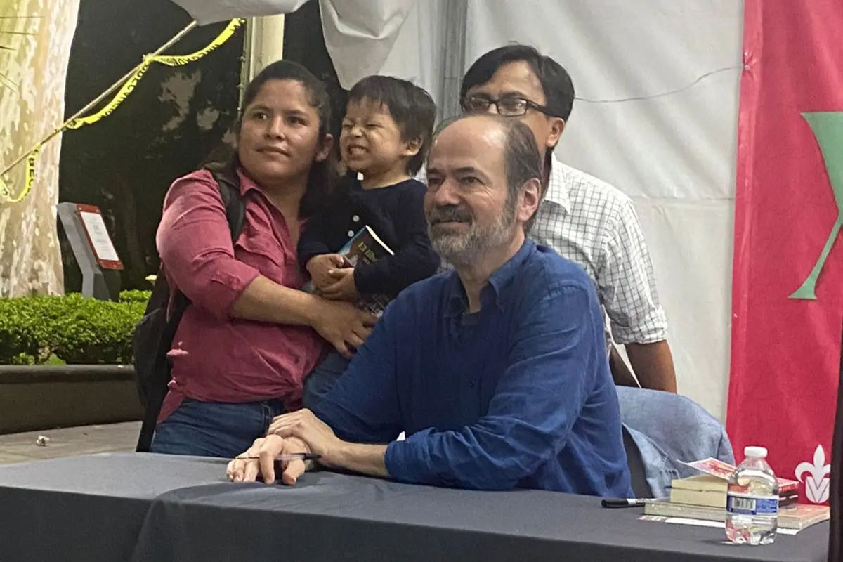 eria del Libro en Xalapa dedicada a Juan Villoro; tuvo una larga jornada de forma de autógrafos, Foto: Rosalinda Morales