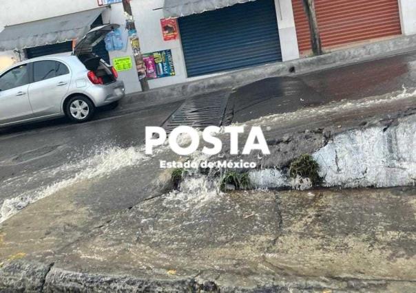 Mega fuga de agua en Naucalpan de Juárez: vecinos afectados