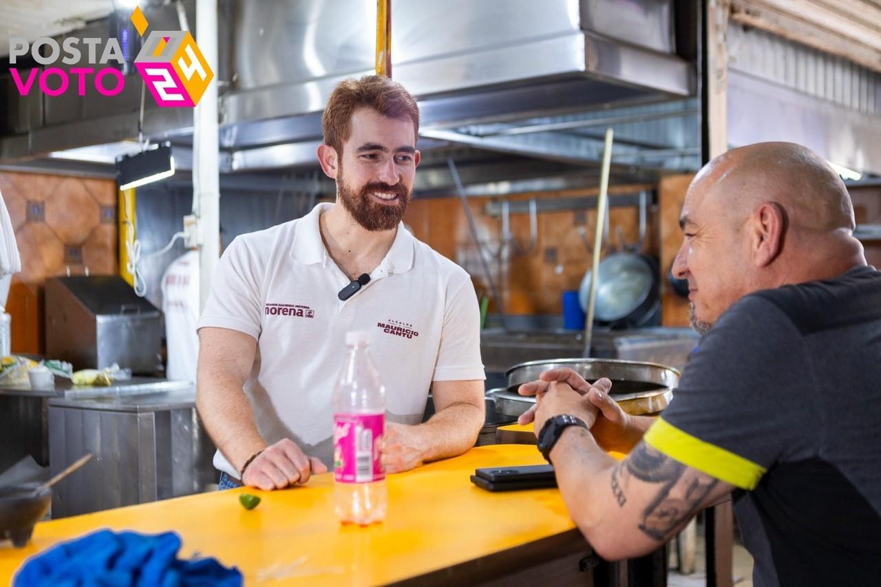 Cantú tuvo la oportunidad de disfrutar de la exquisita gastronomía local y dialogar con los comerciantes, sumergiéndose en la vibrante atmósfera del mercado. Foto: POSTA.