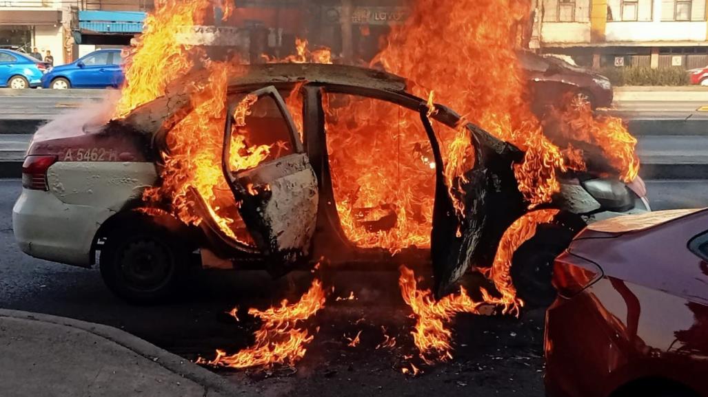 Arde taxi de la CDMX por falla eléctrica, el conductor resulta con quemaduras