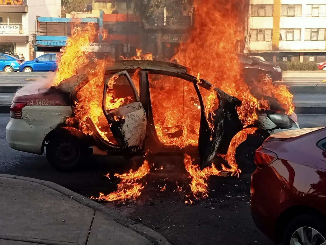 Taxi incendiado en Venustiano Carranza. Foto: Ramón Ramírez