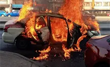 Arde taxi de la CDMX por falla eléctrica, el conductor resulta con quemaduras Arde taxi de la CDMX por falla eléctrica, el conductor resulta con quemaduras